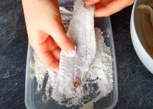 Как приготовить Рыба треска под сливочным соусом с креветками рецепт пошагово