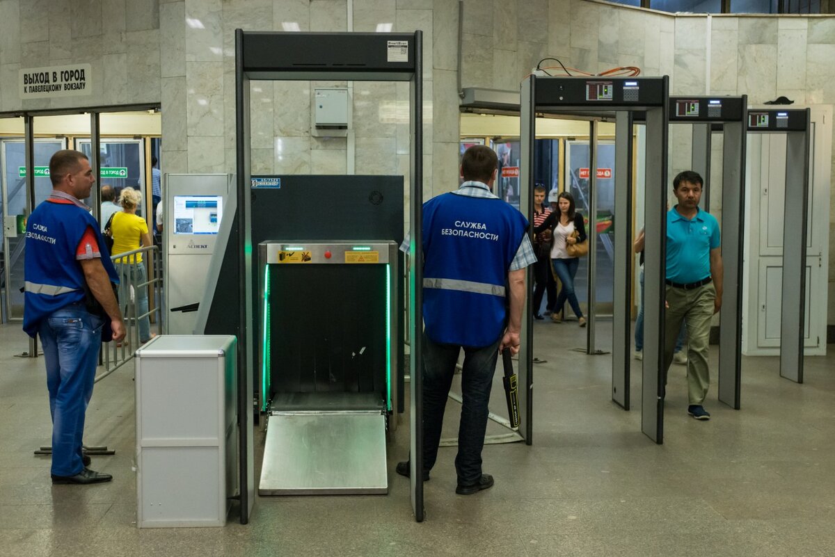 Можно ли в метро с пистолетом. Досмотровая зона Московского метрополитена. Пункт досмотра в метро. Досмотр в метро. Металлодетекторы в аэропорту.