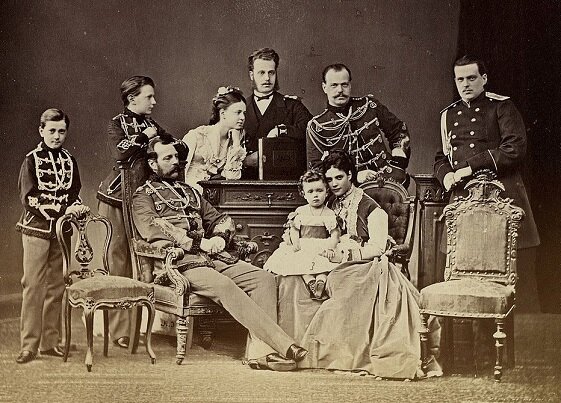 1873 год. Семейное фото - император Александр II с женой и детьми. Слева - великий князь Павел Александрович