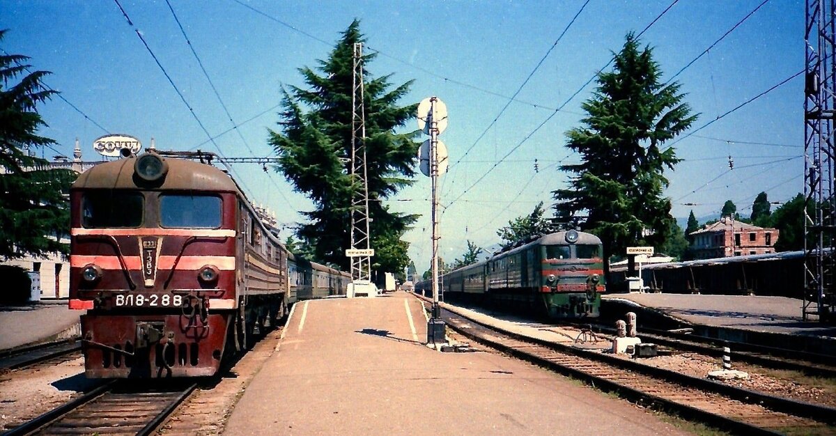 Электровозы ВЛ8 на станции Сочи, август 1989 г. Фото Dave Marks. Прислал Дмитрий Мамин