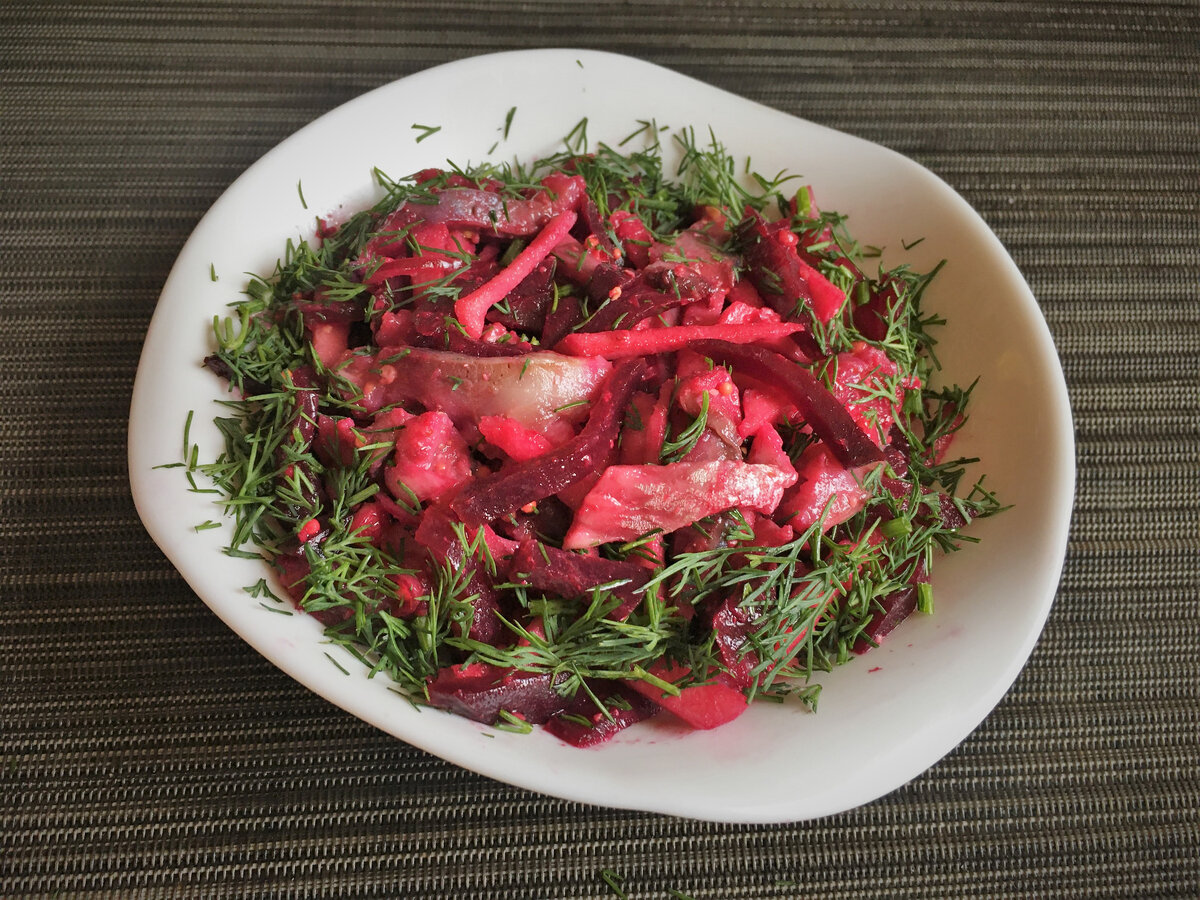 Свекла с бальзамическим соусом. Салат с чечевицей и свеклой. Свекольный салат на столе. Теплый салат из свеклы. Салат свекла с уксусом.