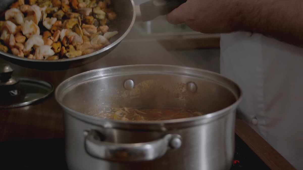 Добавление обжаренных морепродуктов в бульон 