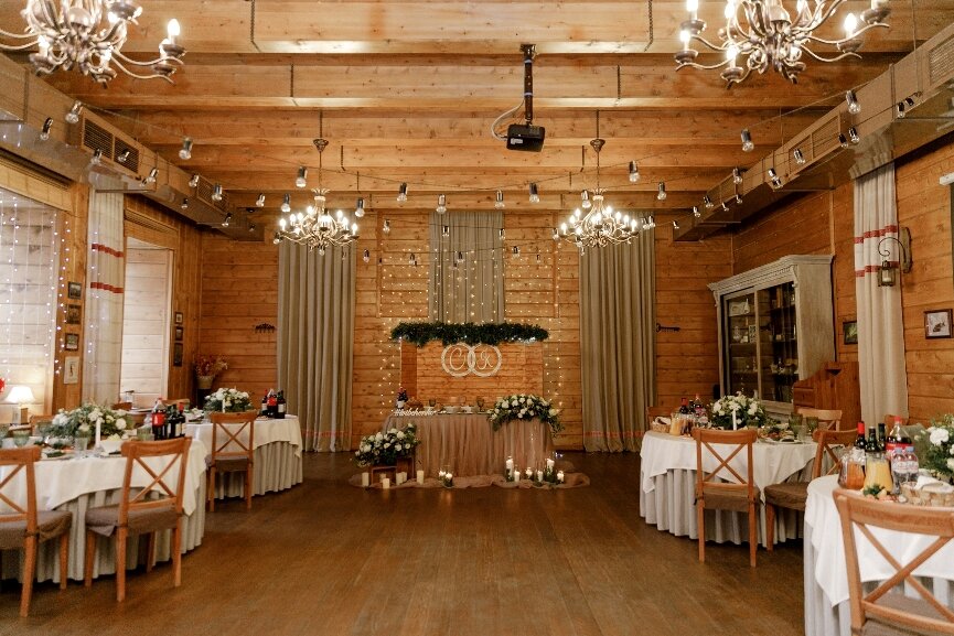 зал "Рустик" ресторана "Лапландия"