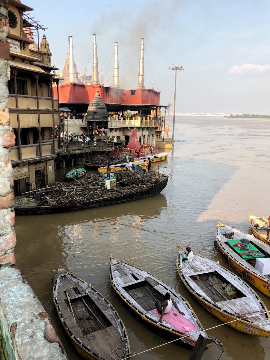 Это и есть крематорий на реке Ганг. Видите дым?