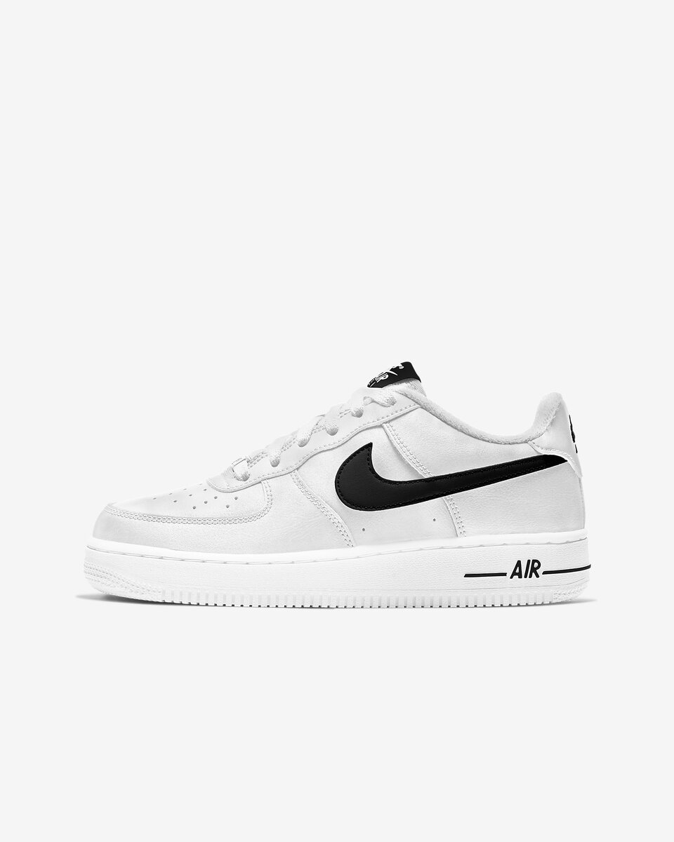 Кроссовки Nike Air Force 1 — обновленная версия модели 1982 года в свежей расцветке с новыми деталями. В этой прочной модели по-прежнему используется классическая вставка Air-Sole для амортизации и комфорта на весь день. 