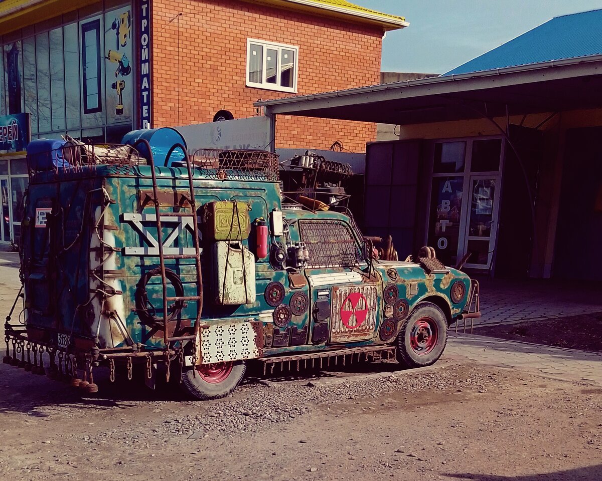 Всякое увидишь, передвигаясь по дорогам без особой спешки.  
Например, в Приморско-Ахтарске есть вот такой madmax-мобиль

