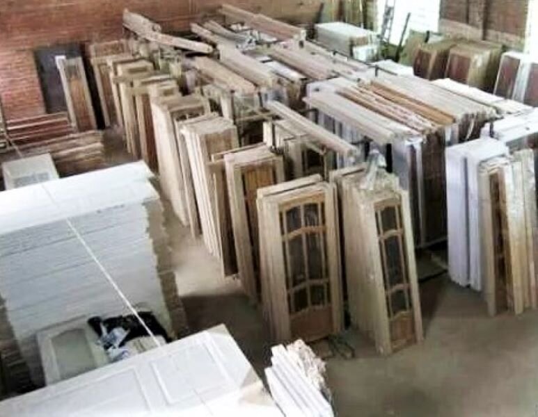 Складирование металлических дверей на складе. Склад дверей. Фабрика дверей браво склад. Как правильно хранить двери. Склад стальных дверей.