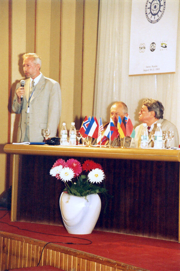 © Александр Леонидович Гусев. На фото слева направо: Председатель Оргкомитета IFSSEHT-2000 Александр Леонидович Гусев, доктор Николай Николаевич  Пономарев -Степной, академик РАН Юрий Алексеевич Трутнев.  Второй Международный Симпозиум "Безопасность и Экономика Водородного Транспорта" - IFSSEHT-2003.  Россия, Саров. Из личных архивов Александра Леонидовича Гусева. (International Association of Alternative Energy and Ecology - IAAEE).