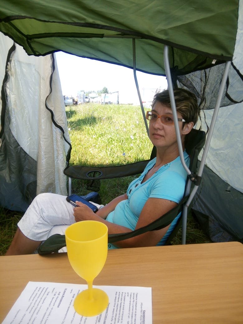 В палатке