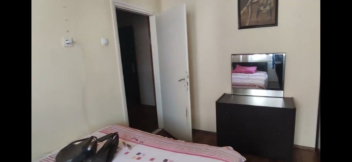 От хозяев достался нас комод и прекрасное произведение искусств над ним😉