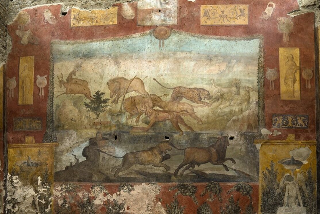 Отреставрированная фреска со сценой охоты