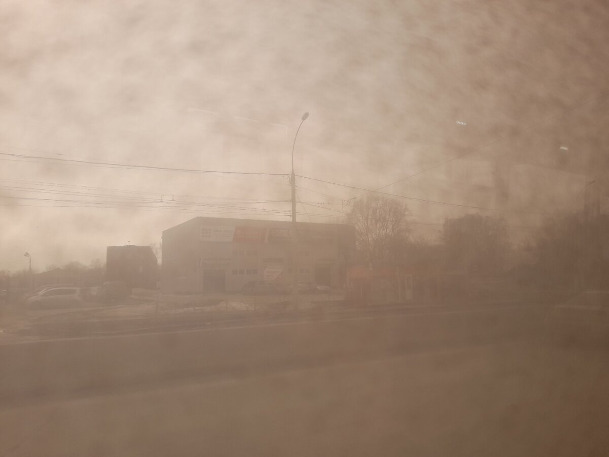 Фото из автобуса, на окнах которого городская грязь