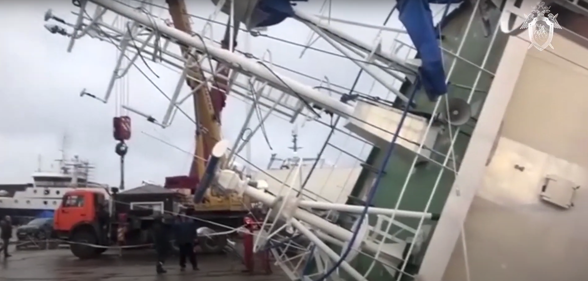 Траулер «Скорпион», пришвартованный у достроечной набережной судозавода «Пелла», завалился на бок во время кренования. Фото: скриншот видео СК РФ.