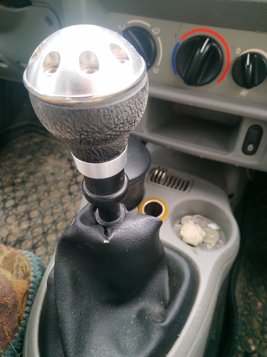 Мешает движению "юбочки" вверх