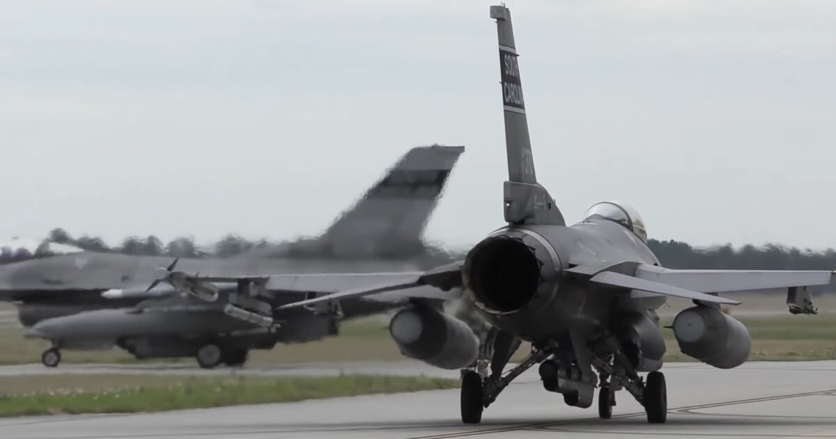 Истребители F-16C Блок 52 на авиабазе в Калифорнии.