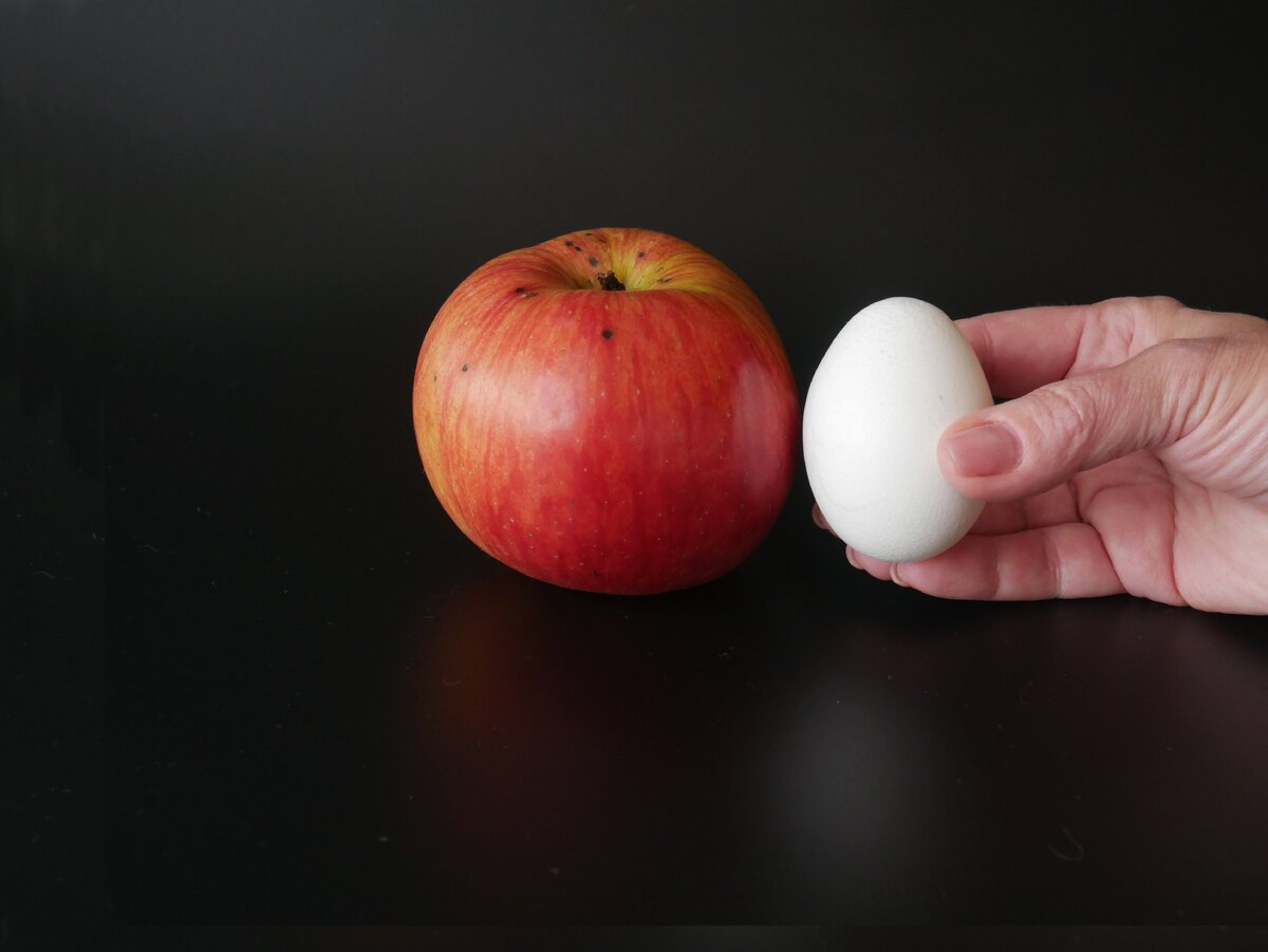 Открыла холодильник, нашла яблоко и яйцо и решила действовать😃!