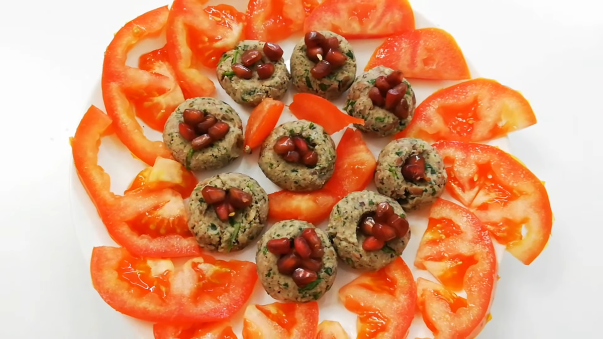 К пхали добавила помидор. Фото автора.