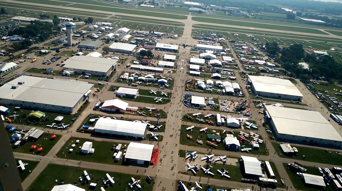 Ошкош 2019. Вид на центральную плазу. Фото автора с борта вертолёта Bell 47. 