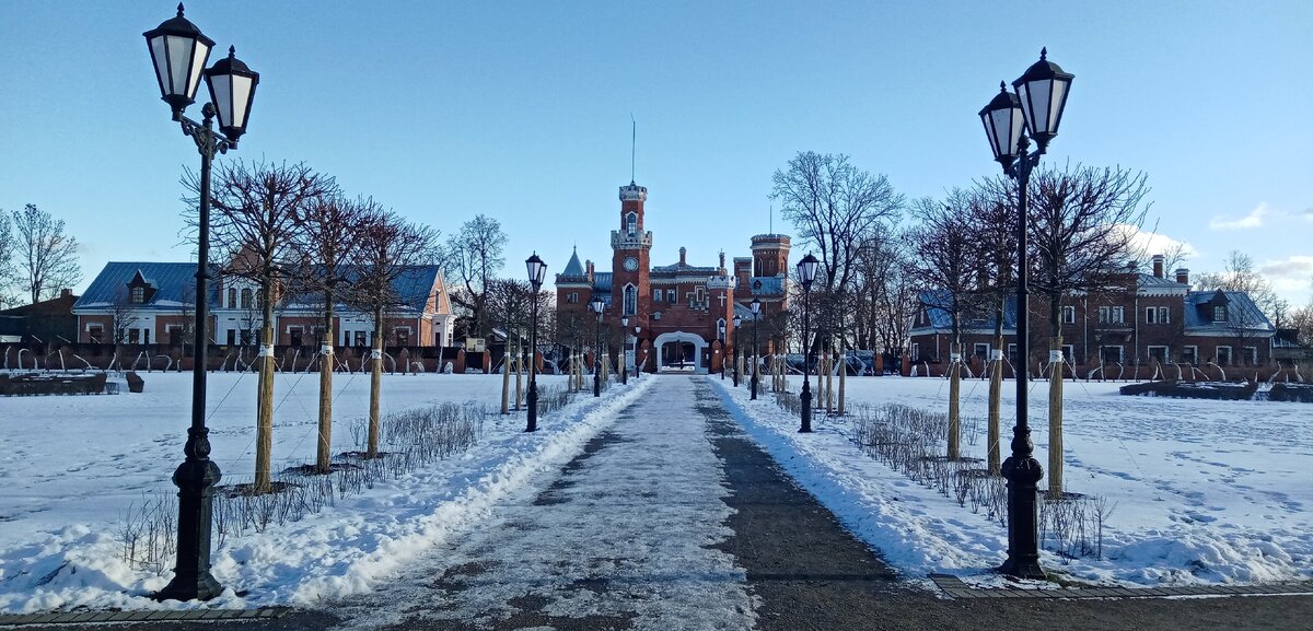 Вид на замок из верхнего парка