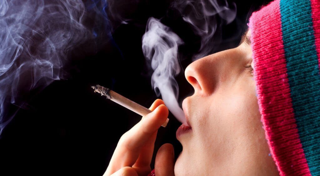 К чему снится курить сигарету во сне. Курение подростков. Курение картинки. Зависимость курительные смеси. Подросток с сигаретой.