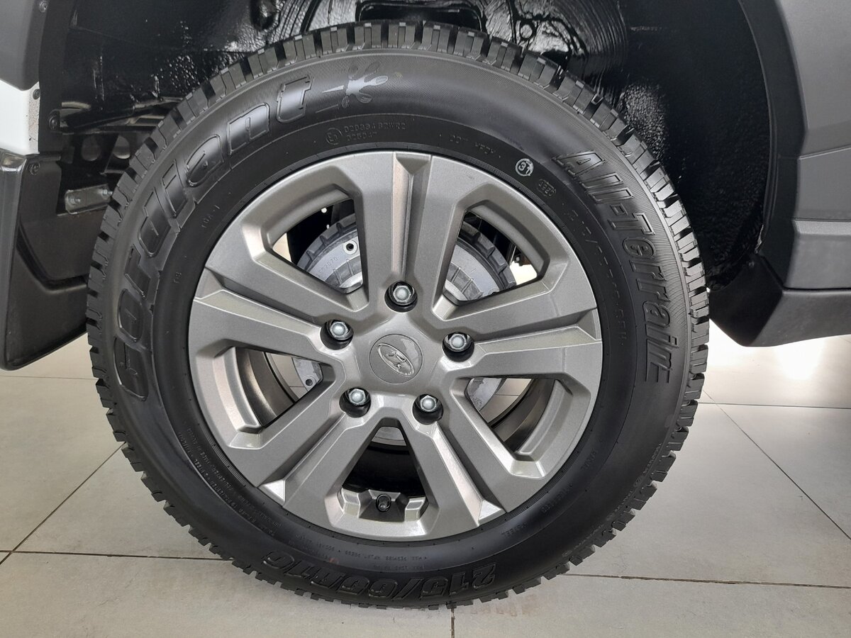 Марка заводских покрышек весрии Off-Road. Оригинальные литые диски на 16".