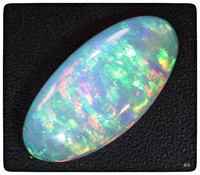 Светлый эфиопский опал.