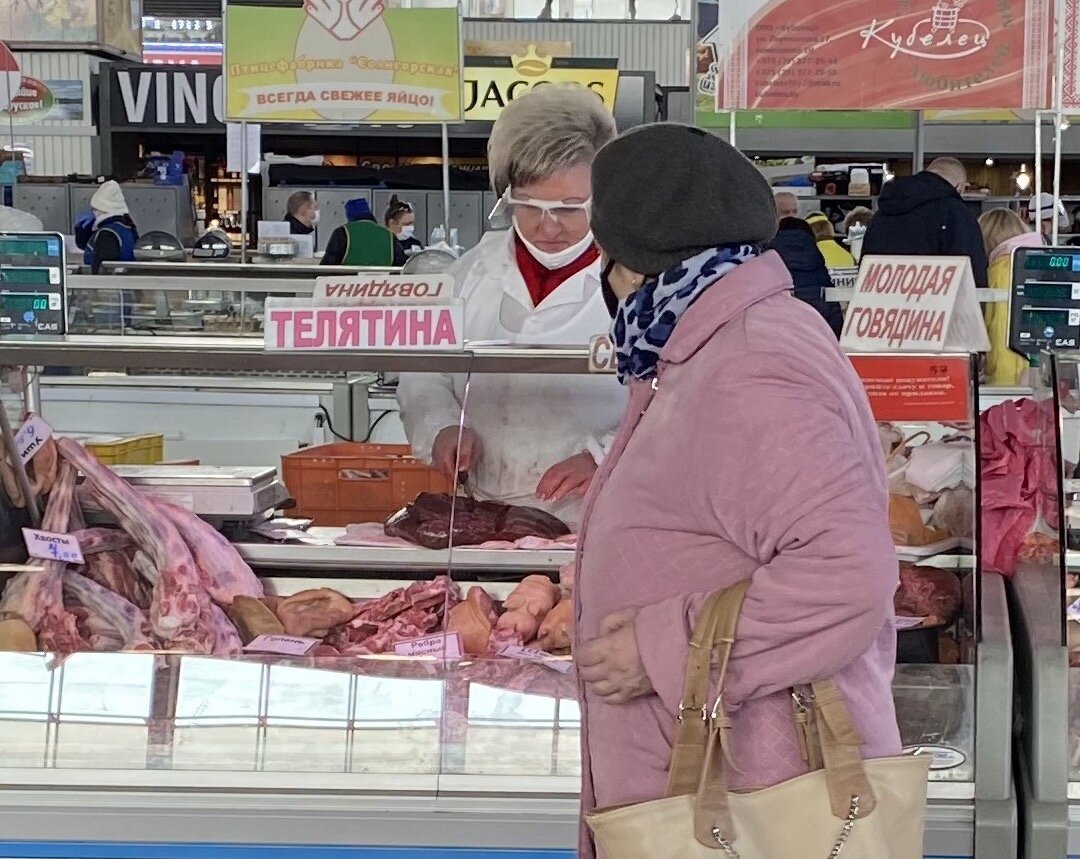 Средняя пенсия в России составляет около 200 долларов в пересчете. Это – официально. 