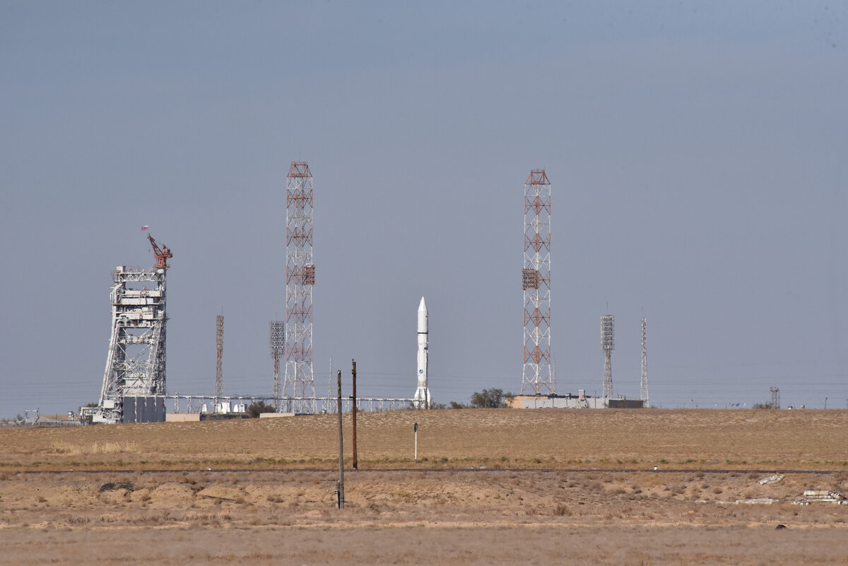 Предстартовая готовность. Слева - башня с краном и флагом - это аппарат обслуживания. Он на рельсовом ходу и во время подготовки обхватывает ракету своими захватами. Целый небоскрёб на колёсах! По готовности он отъезжает на безопасное расстояние.