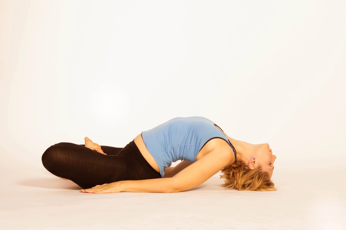 Супта баддха конасана. Йога поза мертвеца шавасана. Лежачая поза на спине. Позы в положении лежа. Мостик упражнение для спины.