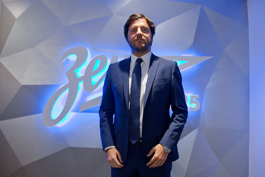 Спортивный директор «Зенита» Хавьер Рибалта покинул команду из Санкт-Петербурга.

«Конечно, мне немного грустно, потому что я провел здесь три замечательных года. Сказать по правде, я совсем не чувствую себя счастливым. Помимо того, что происходило на поле, где мы побеждали и завоевывали чемпионские титулы, я считаю достижением то, как ко мне относились здесь и каким я был с людьми. Я встретил много новых друзей, каждый был доволен работой со мной, и я был счастлив работать с этим клубом. Это самое важное для меня.

Пожалуйста, продолжайте оставаться лучшими болельщиками в России и продолжайте поддерживать «Зенит»! Надеюсь, очень скоро мы все вместе сможем отпраздновать третье чемпионство подряд», — цитирует Рибалту пресс-служба «Зенита».

Напомним, что Рибалта был назначен спортивным директором «Зенита» 31 июля 2018 года. Он начал профессиональную карьеру в июле 2008 года в «Торино», где работал скаутом. Через год, летом 2009 года, перешёл на аналогичную должность в «Милане», а спустя ещё два года стал главным скаутом итальянской «Новары». В 2012 году Хавьер Рибалта присоединился к «Ювентусу», где работал на протяжении пяти лет, а с 2017 года занимал должность главного скаута «Манчестер Юнайтед».