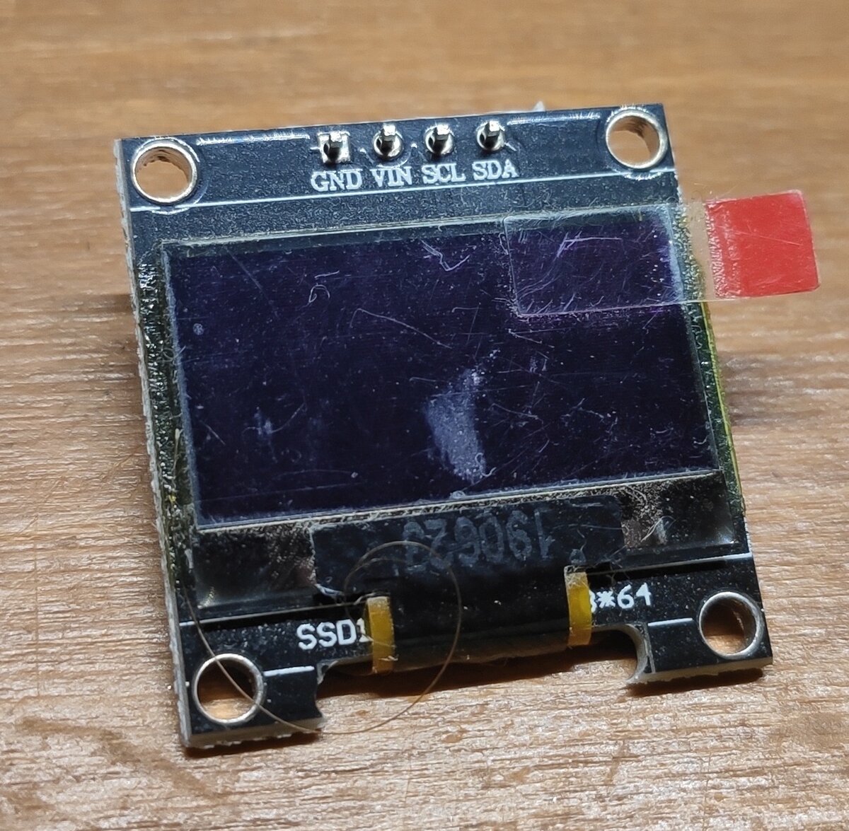 Большой I2C OLED 1,1", 128х64, на черной макетке. НЕ рекомендую, так как они глючные. (Сорри за волосину)