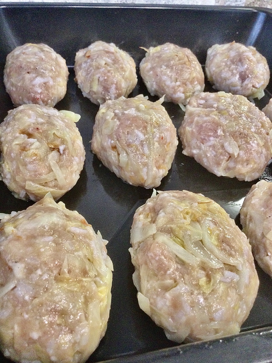 Формируем голубцы мокрыми руками 