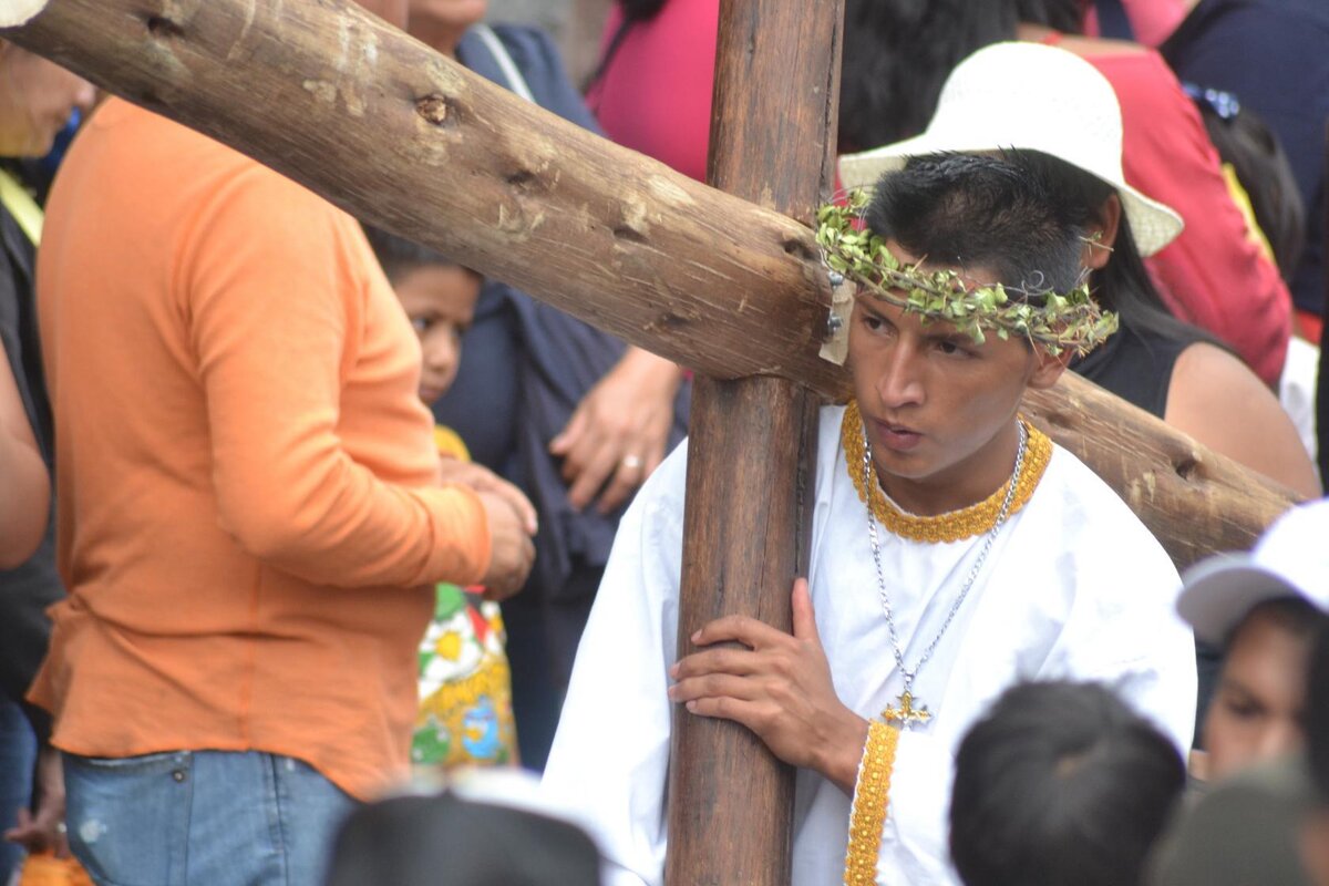 Они идут по улицам, на своих спинах несут кресты огромного размера и невероятной тяжести.