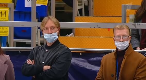 Евгений Плющенко и Александр Волков наблюдают за произвольной программой Артема Ковалева на победном для фигуриста втором этапе кубка России. Источник фото:  YouTube канал Первого канала.