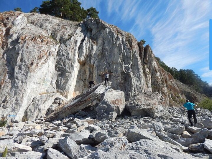 Урочище названо по скале Арский камень (Ар ташы, в переводе с башкирского — камень Арского).

По преданиям, во время Крестьянской войны 1773—1775 года здесь был убит управляющий Белорецким заводом Арский за отказ выпускать оружие для повстанцев. Жители села Арский камень были переселены в эту местность из Пензенской губернии в 1767 году.