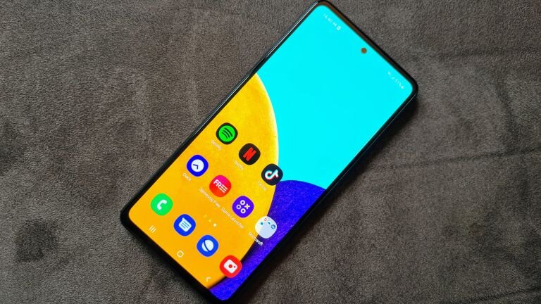 Galaxy A52 работает под управлением Android 11 с красочной оболочкой One UI 3.0