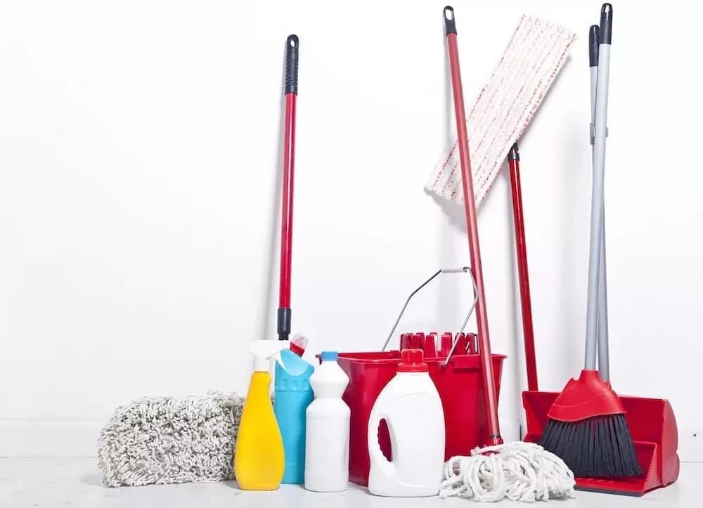 Минимальный запас приспособлений и чистящих средств найдется в любом доме