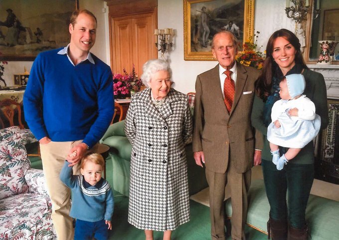 Члены королевской семьи принца Филиппа поделились фотографиями из семейного архива.