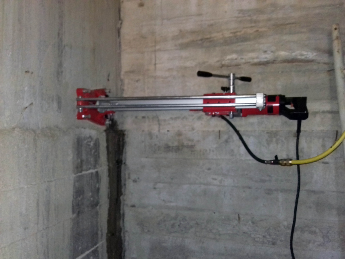 Иногда при выполнении отделочных работ возникает необходимость в выполнении в стене отверстия, к примеру, для закрепления металлического профиля при монтаже гипсокартона. Если стена бетонная, то данная процедура может вызвать определенные сложности, так как этот материал обладает высокой прочностью, имеет неоднородную структуру и содержит металлическую арматуру. Далее мы рассмотрим, какими способами можно решить эту проблему.