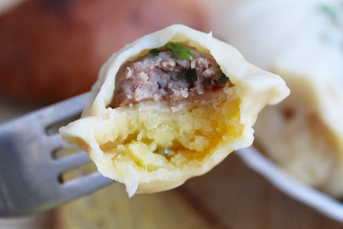 Два вида начинки в одной пельмешке  - это в два раза больше вкуса и удовольствия. 