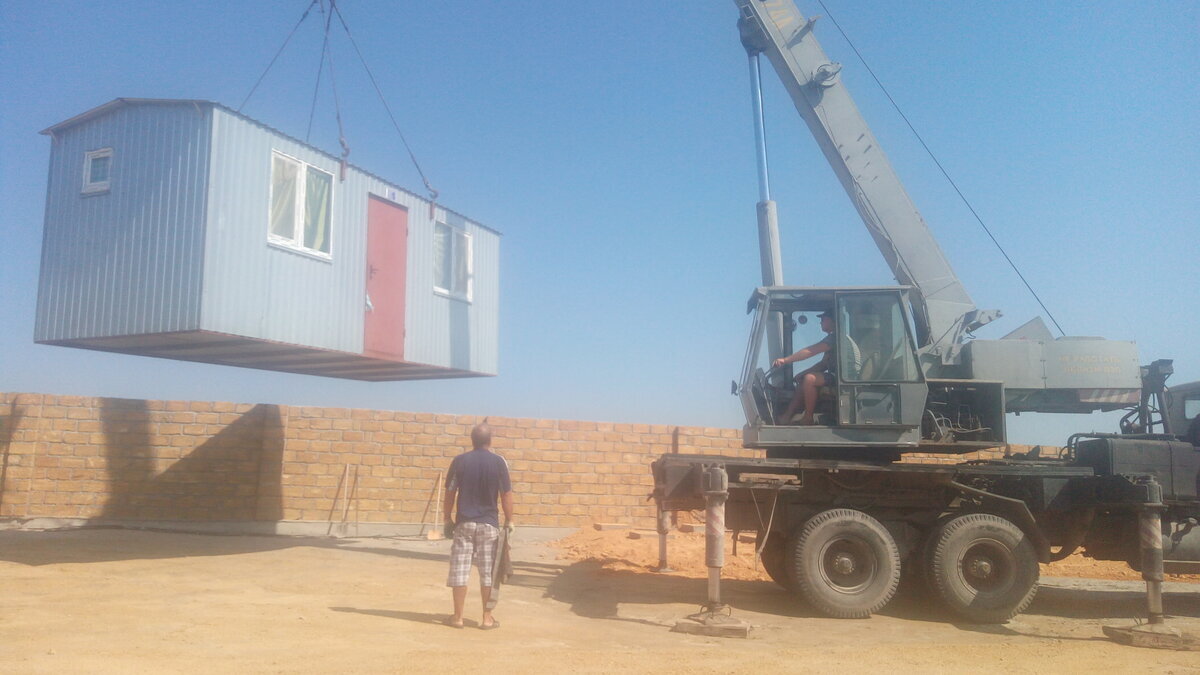 Живу в бытовке в Крыму, сделала к ней пристройку с удобствами. Теперь у ...