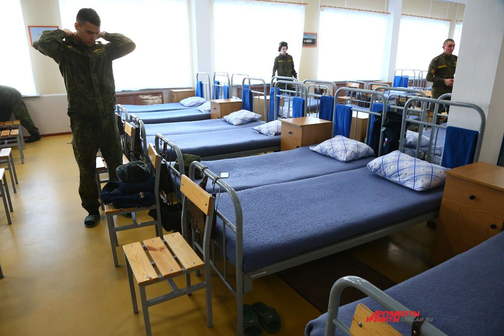 ЧВВАКУШ Челябинск казарма. ЧВВАКУШ военное училище Челябинск казармы. Вольск военное училище казармы. Курсанты в казарме.