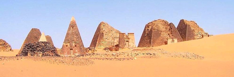 Фото с https://en.wikipedia.org/wiki/File:Sudan_Meroe_Pyramids_30sep2005_3.jpg