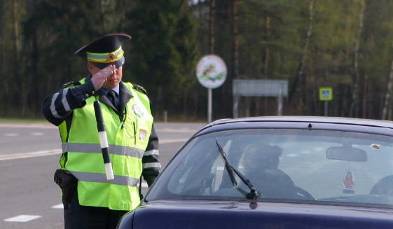 С начала летнего сезона сотрудники автоинспекции начнут выписывать водителям новые протоколы об административном правонарушении.


Наказание предусмотрено административным кодексом Российской Федерации. Регулируется пунктом 1 статьи 12.5. Название статьи в кодексе «Управление ТС при наличии неисправности или условий, в которых эксплуатация ТС запрещена». Размер штрафа за правонарушение составляет 500 рублей.

Обновленная мера начнет применяться с первого дня лета этого года. Касается тех водителей, которые в жаркое время ездят на зимней резине и наоборот. За введение таких штрафов выступило МВД с инициативой еще осенью 2020 года. Текст нового закона описывает при каких условиях использования резины будет выписан административный протокол и штраф.


Запрещено в период июнь-август перемещаться на шипованной резине и в период декабрь-февраль на летней резине. Региональное руководство вправе увеличивать продолжительность сезонов по погодным условиям. Особенно это актуально для северных регионов, когда зимний период длится с октября по апрель.

При этом обязать водителей покупать и переобувать машину именно в шипы нельзя. В центральной России и на юге популярностью пользуется зимняя не шипованная резина. В народе ее прозвали попросту «липучкой». Если инспектор остановит водителя летом на не шипованной зимней резине, то штраф в таком случае не предусмотрен. Наказанию подвергнутся только водители с шипами на шинах.

В законе прописаны также действия инспектора ГИБДД на случай, если колеса не по сезону установлены только на 1 ось. Так, для зимнего времени года все 4 колеса должны быть обуты в сезонную резину. Ни в коем случае не разрешается использование зимних шин только на передней или задней оси. О том, что эта проблема часто встречается среди машин на наших дорогах говорит Антон Шапарин – руководитель Национального автомобильного союза.
Его слова о том, что многие водители делают таким образом из-за желания сэкономить или из-за нехватки средств купить полный комплект резины. Им ничего не остается, как поставить сезонную резину только на одну ось. Зимой подобные действия могут привести к трагическим последствиям для самого водителя и окружающих людей. Статистика аварийных ситуаций зимой об этом говорит напрямую.