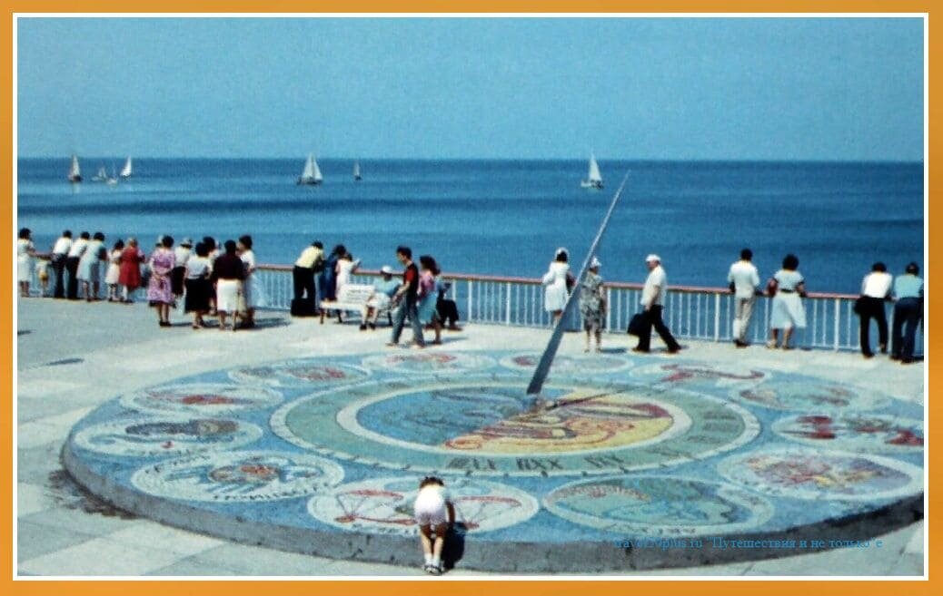 Солнечные часы на набережной Светлогорска. Гномон, ориентированный на Полярную звезду.