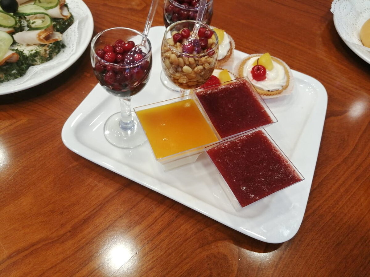 В рюмочках – традиционный сибирский десерт, называется «Таежный».