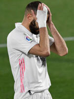 31-й испанский тур опять выдался укороченным из-за того, что в субботу разыгрывался уже Кубок Испании текущего сезона. Также отметим, что впервые в этом чемпионате 8 поединков состоялись в один день. «Атлетик» проиграл шестой финал подряд, а Марселино не удалось закрепить за собой в Бильбао славу собирателей трофеев. Теперь придется пробовать в новом сезоне. «Барселона» же добыла первый титул при Кумане, но так как перенесенный матч против «Гранады» сыграет только через полторы недели, то каталонцы отпустили от себя мадридцев и подпустили «Севилью». «Атлетико» без травмированных Суареса и Феликса разорвал «Эйбар», тогда как обескровленный «Реал» в городском дерби не смог забить «Хетафе», чуть не получив пенальти в свои ворота в концовке матча. «Севилья» добыла волевую победу в Сан-Себастьяне, окончательно отцепив команду Альгуасиля от претензий на Лигу чемпионов. Более того, если начнет спотыкаться лидирующая троица, то подопечные Лопетеги могут даже замахнуться на чемпионство. Шансы невелики, но они есть. «Кадис» и «Сельта» удивили, скатав нулевую ничью, тогда как «Алавес» усилил интригу в подвале таблицы, переиграв дома «Уэску». Как итог, главными аутсайдерами стали «Эльче», уступивший на выезде «Осасуне» и уже упоминавшийся «Эйбар». Впрочем, и для них еще ничего не потеряно. Борьба за первую четверку и последнюю тройку в этом сезоне реально поражает и, такое впечатление, будет идти до последнего тура. «Валенсия» выдала свой стандартный матч. «Летучие мыши» должны были проигрывать в Севилье, но снова отскочили, как и против «Реала Сосьедад» туром ранее. У «огурцов» же начался ничейный синдром. Прорвало и «Вильярреал», отгрузивший пять в гостях у «Леванте».   

Ударный севильский футбол. 

В центральном поединке тура между «Реалом Сосьедад» и «Севильей» все самое интересное уместилось в первую половину первого тайма. Карлос Фернандес уже на 5-й минуте после прострела справа от Элустондо из пределов штрафной упаковал мяч в левую «девятку» ворот Буну. «Севилья» тут же перехватила инициативу, но Эн-Несири головой пробил в левую стойку, а Окампос с острого угла – во вратаря. Счет же сравнять помогла случайность. Навес с правого фланга был на Фернандо в штрафную, а он сбрасывал снаряд головой дальше, но попал в защитника, от которого мяч отскочил обратно на хавбека «Севильи». Фернандо в падении и протолкнул сферу мимо кипера. Уже через 2 минуты гости и вовсе вышли вперед. Окампос нанес коварный удар издали, после чего мяч опустился в основание левой стойки и отскочил на линию вратарской. На добивании Эн-Несири внес сферу в пустые ворота. «Севилья» куражилась и дальше. Кунде, Фернандо и Эн-Несири легко могли оформлять разгром до перерыва, но то спасал Ремиро, то мяч шел мимо цели. После перерыва накал поединка начал спадать, но, скорее, Фернандо мог оформить дубль, чем баски отыграться.  

«Валенсия» выступила в своем репертуаре. «Бетис» просто обязан был выигрывать в Севилье, но «летучие мыши» вновь избежали поражения. Первый же опасный момент завершился взятием ворот. Хоакин разыграл корнер с Каналесом, получил ответный пас и набросил справа под линию штрафной, откуда Фекир с отскоком от газона влет пробил мимо защитников и кипера. Не менее внезапно отыгрались и гости. Гедеш обыгрался с Рачичем и ковырнул с правой мяч с дуги. Браво проспал момент удара и не оттолкнулся раньше. Как итог, мяч заполз в левую «шестерку». В концовке тайма «огурцы» продемонстрировали еще один розыгрыш стандарта. Теперь Фекир покатил на Хоакина со штрафного, а ветеран с дуги откинул мяч назад на Каналеса. Серхио приложился с левой метров с 20 под правую «девятку» – такие не берутся. Во втором тайме Тельо мог принести своей команде третий гол, но его выстрел парировал Доменек, а Морено на добивании отправил мяч выше. Хуанми реализовал выход один на один, вот только убегал он из офсайда. Гости же из ничего нарисовали пенальти. Гедеш принял мяч у штрафной, пробросил его внутрь и угодил в руку Морено – свисток. 11-метровый бил Солер, который с правой отправил снаряд в левый нижний угол. Середина тайма осталась за гостями, у которых чудо-гол чуть не исполнил Муса, а затем Кутроне забил из офсайда. В концовке встречи мастерство в который раз пришлось демонстрировать Доменеку, который дважды спас после ударов от вышедшего на поле Руибала. Сначала Хауме перевел мяч в штангу из «девятки», а затем парировал удар в упор с линии вратарской.  

Две маниты. 

Казалось, что больше всего голов в туре будет в матче мадридского «Атлетико», к которому приехал идущий последним «Эйбар». Хозяева, игравшие почти без чистых нападающих, довольно долго не могли вскрыть ворота Дмитровича, насобирав вместе с басками 9 угловых на две команды, но все-таки «оружейники» дрогнули. После подачи с правого корнера Эррера срезал головой снаряд во вратарскую, а там Корреа протолкнул его в створ. Гости не успели опомниться, как через 2 минуты Анхель уже сделал дубль, воспользовавшись пасом слева от Карраско, после чего с линии вратарской мягко катнул мяч в правый нижний угол. На второй тайм «Эйбар» мог не выходить, но вышел, за что и был наказан. Не минуло и 5 минут, как Карраско убежал один на один, протолкнул мяч под Дмитровичем в штрафную, ушел от подката защитника и забил в пустые. Почти сразу после этого Корреа уже выступил в роли ассистента. Анхель выложил мяч слева на набегавшего Льоренте, а тот из пределов штрафной с правой расстрелял ворота. Пятый гол был забит в середине тайма. Карраско нашел пасом с левого края штрафной Льоренте на ближнем углу вратарской, а Маркос вторым касанием вогнал мяч под дальнюю штангу.  

«Леванте» с «Вильярреалом» играли позже и решили превзойти результативность мадридцев. Получилось! Счет должен был быть 3:3, ведь три гола забили «лягушки» и еще три «подводники», но на табло светились 1:5. Чуквезе был готов забивать хозяевам на 7-й минуте, но Айтор Фернандес спас. Как оказалось, ненадолго, ведь через пару минут Постиго в своей вратарской так хотел опередить Бакку, что затолкал мяч в ворота. Второго гола ждать долго не пришлось: Морено разобрался с опекуном и с правого края штрафной уложил мяч под дальнюю штангу. «Леванте» отыграл один в середине тайма, когда классный удар после перехвата мяча удался Мальсе. В целом, до перерыва хозяева могли еще пару ра поразить чужие ворота, но на этом светлая полоса подопечных Пако Лопеса завершилась. Чуквезе во втором тайме не смог забить, а удар Педрасы потащил Айтор Фернандес. Голом пахло, и отличился все тот же активный правый вингер «подводников». Алькасер не пожадничал и сделал пас с левого края штрафной, а Самуэль с 11 метров отправил сферу под левую стойку. Чуть позже Самуэль заставил забить автогол и Рубена Везу, который под прессингом нигерийца забежал с мячом в свои ворота. Но не забыл Саму и про себя, оформив дубль на 75-й, когда убежал один на один с вратарем и пробил под его рукой в левую «шестерку».  

Когда голов на всех не хватило. 

«Осасуна» практически обеспечила себе спокойный финиш домашней победой над «Эльче». Гости приехали выгрызать любые баллы, но памплонцы, забив по голу в каждом тайме, сделать этого не дали. Первый опасный момент был создан только в концовке второй трети тайма, когда по мячу из пределов штрафной приложился Монкайола. Гассанига спас, но оказалось, что это была только разминка. Опасно бил Барха с правой под перекладину с левого края, но и тут выручил вратарь, а вот с третьей попытки пропустил. Мануэль Санчес с левого края выложил сферу под линию штрафной, откуда Барха щелкнул под левую штангу. После перерыва гости ответили серией угловых, но ничего из нее не выжали. Окончательно добил «Эльче» Брашанац. Хавбек выцарапал мяч на лицевой, протиснулся в штрафную и прострелил на линию вратарской, где Диего Гонсалес опередил форварда «Осы», но срезал мяч в свои ворота. Больше ничего интересного кроме замен не произошло. 

Домашний поединок «Алавеса» против «Эльче» куда больше претендовал на звание самого скучного в туре, но все-таки счет в нем был открыт. В первом тайме «славные» исполнили пять корнеров, но ничего опасного из них не извлекли. После перерыва уже оскенцы могли открыть счет после удара Вавро с линии штрафной, но сфера просвистела над перекладиной. В концовке опять активизировались баски. Сначала гол Лукаса Переса отменили из-за офсайда, а потом Батталья нанес сумасшедший удар из-за пределов штрафной в «девятку». Ответить на это гостям было нечем, да и времени оставалось всего ничего. 

Матч в Кадисе не заслужил нулей на табло. Хозяева начали активнее и после удара Собрино с сейвом Вильяра последовал супермомент у Негредо! Альваро нанес шикарный удар, но кипер перевел в перекладину. «Сельта» огрызнулась в концовке тайма, забив гол, но VAR углядел у Мальо офсайд. После перерыва команды долго раскачивались, но в последней 15-минутке вновь выдали зрелищный футбол. Суарес мог забить ударом под перекладину, но Ледесма потащил, а через пару минут уже Эспино пытался поразить нижний угол ворот галисийцев. В компенсированное время Аспас пытался заработать пенальти, а Мальо не хватило каких-то сантиметров до взятия ворот. 

Две важнейших и тяжелейших победы «Реала» за неделю и проход в полуфинал Лиги чемпионов не могли не повлиять на физическую форму команды Зидана. На поединок против «Хетафе» было заявлено лишь 13 игроков основы. Не мудрено, что этого не хватило, а «синие», не пропустившие дома от «Атлетико», не склонились и перед чемпионом. Более того, если бы не Куртуа и благосклонность рефери, то «Реал» и вовсе мог бы получить «баранку». Хозяева были очень серьезно настроены. Мата и Оливера за первые 7 минут могли забивать дважды, но если под удар Хайме бросился защитник, то после выстрела Матиаса ворота уже спасал Куртуа. Мариано Диас ответил голом, но его не засчитали из-за офсайда, после чего Арамбарри не попал в створ, а Мата отметился ударом в штангу. «Реал» встрепенулся в середине тайма, но Мариано, как и чуть позже Винисиус, не смогли переиграть Сорию. После перерыва темп начали взвинчивать вновь «синие», но Унал ударом в «девятку» не смог пробить вратаря «сливочных». «Реал» вынужден был отбиваться и должен был пропускать в районе 80-й минуты, когда сначала Куртуа выудил мяч из-под перекладины после удара Максимовича, а затем судья не назначил пенальти за падение Анхеля в штрафной. В компенсированное время «Реал» попытался вырвать победу, но сподобился только на удар Модрича.