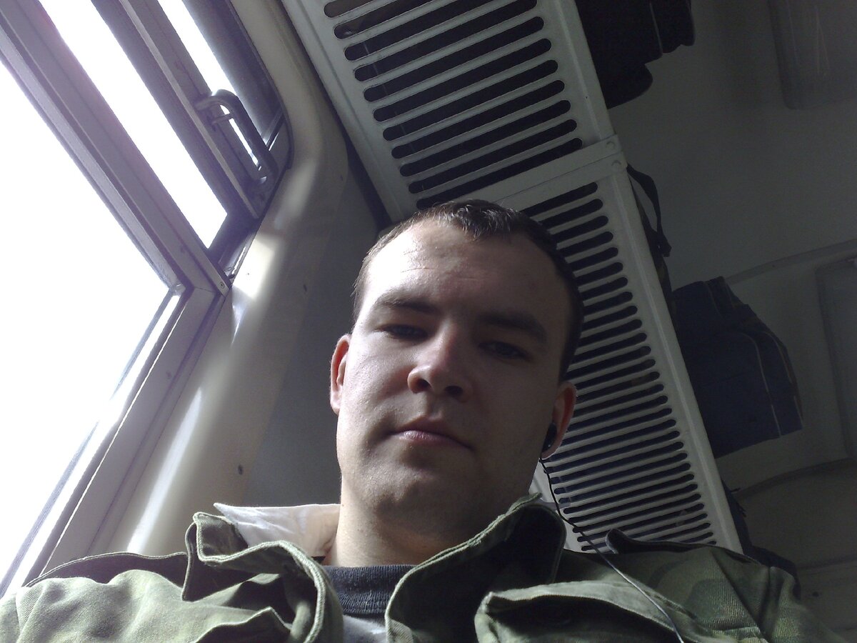 Вот он я в 20 лет. Осмысливаю свой коварный план на самостоятельную жизнь, возвращаясь с военных сборов.