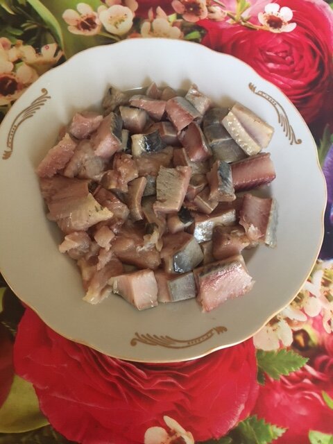 Слева из банки, справа весовая.