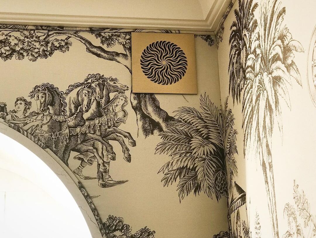 Узор решетки перекликается с растительным узором на стенах.